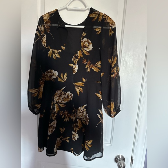 Dynamite mini floral dress - 5 for $25 for items marked with ⭐️ - Picture 4 of 4